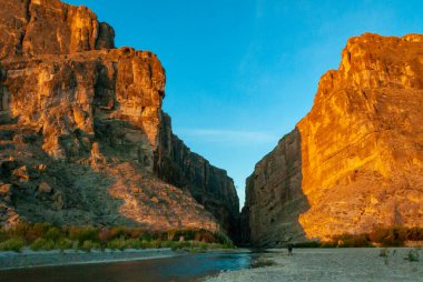 Big Bend Ulusal Parkı 'ndaki Santa Elena Kanyonu manzarası. Rio Grande Nehri 'nden dik kayalıklar yükseliyor