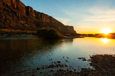 Rio Grande Nehri üzerinde kırmızı gün batımı Meksika 'dan Santa Elena Kanyonu' na akıyor.