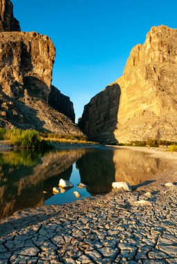 Big Bend Ulusal Parkı 'ndaki Santa Elena Kanyonu manzarası. Rio Grande Nehri 'nden dik kayalıklar yükseliyor