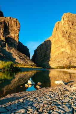 Big Bend Ulusal Parkı 'ndaki Santa Elena Kanyonu manzarası. Rio Grande Nehri 'nden dik kayalıklar yükseliyor
