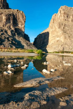 Big Bend Ulusal Parkı 'ndaki Santa Elena Kanyonu manzarası. Rio Grande Nehri 'nden dik kayalıklar yükseliyor