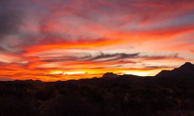 Teksas 'taki Big Bend Ulusal Parkı' nda kızıl gün batımı çöle döndü.