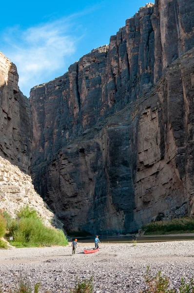 ABD, Teksas - 24 Kasım 2011: Rio Grande nehri kıyısında kanoları olan turistler Meksika 'dan Santa Elena Kanyonu üzerinden ABD' deki Big Bend Ulusal Parkı 'na akıyorlar.