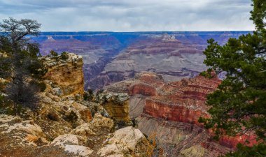 Nehir vadisi ve kızıl kayaların panoramik manzarası. Arizona, ABD 'deki Colorado nehri ile Grand Canyon Ulusal Parkı