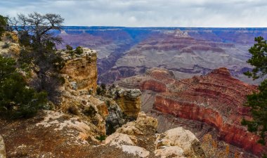 Nehir vadisi ve kızıl kayaların panoramik manzarası. Arizona, ABD 'deki Colorado nehri ile Grand Canyon Ulusal Parkı