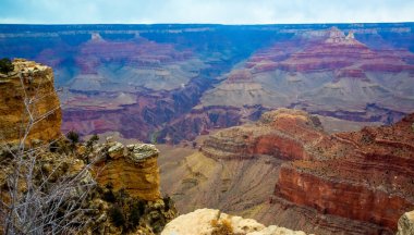 Nehir vadisi ve kızıl kayaların panoramik manzarası. Arizona, ABD 'deki Colorado nehri ile Grand Canyon Ulusal Parkı