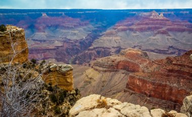 Nehir vadisi ve kızıl kayaların panoramik manzarası. Arizona, ABD 'deki Colorado nehri ile Grand Canyon Ulusal Parkı