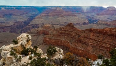Nehir vadisi ve kızıl kayaların panoramik manzarası. Arizona, ABD 'deki Colorado nehri ile Grand Canyon Ulusal Parkı