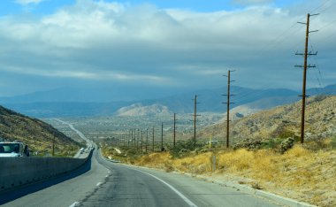 Kaliforniya Çölü 'nün eteklerindeki bir vadide asfalt yol