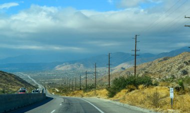 Kaliforniya Çölü 'nün eteklerindeki bir vadide asfalt yol