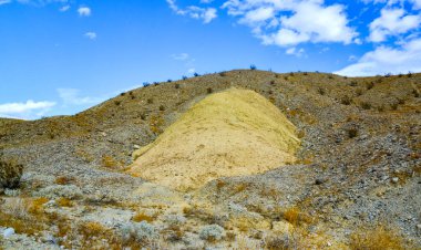 Kaliforniya çölündeki tepeler, çeşitli renklerdeki kil oluşumlarından. Çöldeki bitki örtüsü