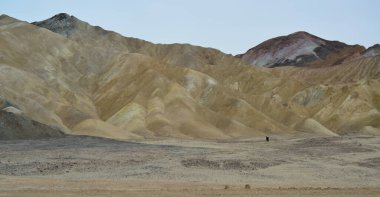 Renkli kil erozyon tepeleri. Yağmur tarafından aşınmış, California.