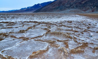 Death Valley Ulusal Parkı, Tuzlu Kil, Kaliforniya. Çatlamış ve şişmiş tuzlu düz tuz vadisi, ölü tuz manzarası