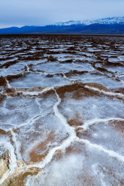 Death Valley Ulusal Parkı, Tuzlu Kil, Kaliforniya. Çatlamış ve şişmiş tuzlu düz tuz vadisi, ölü tuz manzarası