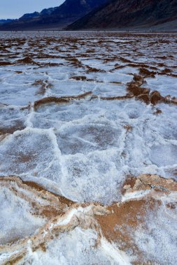 Death Valley Ulusal Parkı, Tuzlu Kil, Kaliforniya. Çatlamış ve şişmiş tuzlu düz tuz vadisi, ölü tuz manzarası