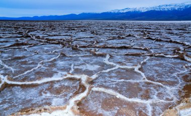 Death Valley Ulusal Parkı, Tuzlu Kil, Kaliforniya. Çatlamış ve şişmiş tuzlu düz tuz vadisi, ölü tuz manzarası