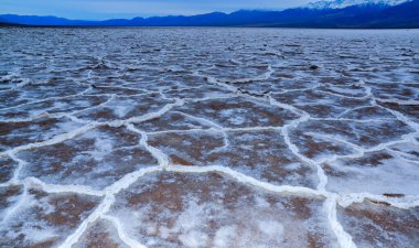 Death Valley Ulusal Parkı, Tuzlu Kil, Kaliforniya. Çatlamış ve şişmiş tuzlu düz tuz vadisi, ölü tuz manzarası