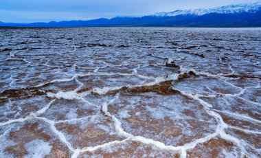 Death Valley Ulusal Parkı, Tuzlu Kil, Kaliforniya. Çatlamış ve şişmiş tuzlu düz tuz vadisi, ölü tuz manzarası