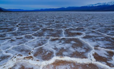 Death Valley Ulusal Parkı, Tuzlu Kil, Kaliforniya. Çatlamış ve şişmiş tuzlu düz tuz vadisi, ölü tuz manzarası