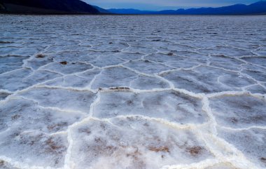 Death Valley Ulusal Parkı, Tuzlu Kil, Kaliforniya. Çatlamış ve şişmiş tuzlu düz tuz vadisi, ölü tuz manzarası