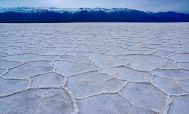 Death Valley Ulusal Parkı, Tuzlu Kil, Kaliforniya. Çatlamış ve şişmiş tuzlu düz tuz vadisi, ölü tuz manzarası