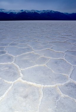 Death Valley Ulusal Parkı, Tuzlu Kil, Kaliforniya. Çatlamış ve şişmiş tuzlu düz tuz vadisi, ölü tuz manzarası