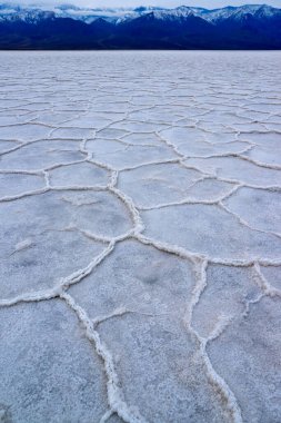Death Valley Ulusal Parkı, Tuzlu Kil, Kaliforniya. Çatlamış ve şişmiş tuzlu düz tuz vadisi, ölü tuz manzarası