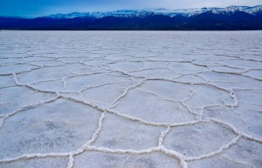 Death Valley Ulusal Parkı, Tuzlu Kil, Kaliforniya. Çatlamış ve şişmiş tuzlu düz tuz vadisi, ölü tuz manzarası