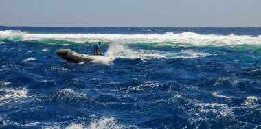 BÜYÜK KARDEŞ Adası, EGYPT - 20 NİSAN 2010: Kızıldeniz fırtınası sırasında Büyük Birader adasına giden bir yelkenli ve yelkenli.