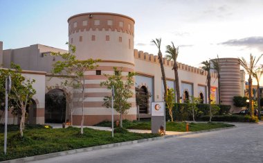 EGYPT, MARSA ALAM - 20 Nisan 2010: Kızıldeniz kıyılarında palmiye ağaçları olan bir otel cephesi, Port Ghalib, Marsa Alam