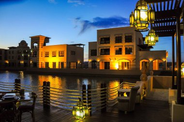 EGYPT, MARSA ALAM - 20 Nisan 2010: Büyük bir su havuzu, Port Ghalib, Marsa Alam, Kızıldeniz yakınında gece aydınlanan otel 