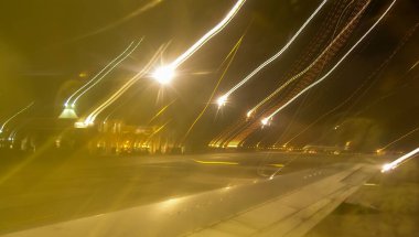 Bulanık çerçeve, Mısır havaalanındaki fenerlerden gelen ışığın soyut hareketi,