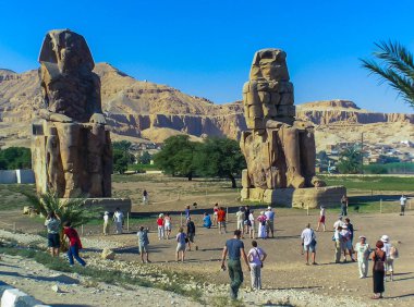 LUXOR, EGYPT - 10 Kasım 2004: Memnon Heykeli - Firavun Amenhotep III, Luxor 'un iki büyük taş heykeli