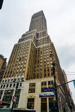 New York, Manhattan, ABD - 04 Aralık 2019: Manhattan sokaklarında New York, Manhattan ABD 'deki gökdelenler arasında taş orman