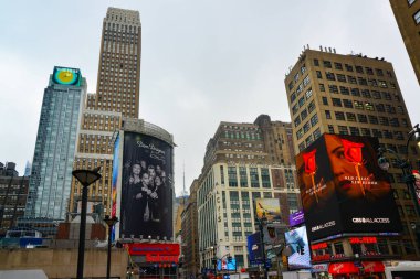 New York, Manhattan, ABD - 04 Aralık 2019: Manhattan sokaklarında New York, Manhattan ABD 'deki gökdelenler arasında taş orman