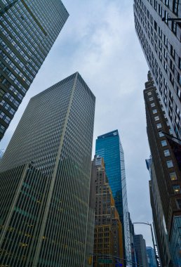 New York, Manhattan, ABD - 04 Aralık 2019: Manhattan sokaklarında New York, Manhattan ABD 'deki gökdelenler arasında taş orman