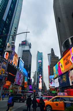 New York, Manhattan, ABD - 04 Aralık 2019: Manhattan sokaklarında New York, Manhattan ABD 'deki gökdelenler arasında taş orman