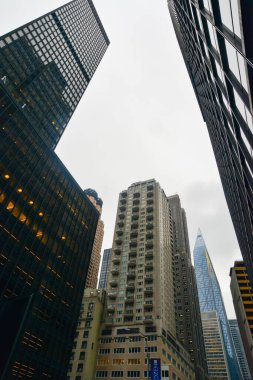 New York, Manhattan, ABD - 04 Aralık 2019: Manhattan sokaklarında New York, Manhattan ABD 'deki gökdelenler arasında taş orman
