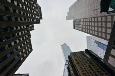 New York, Manhattan, ABD - 04 Aralık 2019: Manhattan sokaklarında New York, Manhattan ABD 'deki gökdelenler arasında taş orman