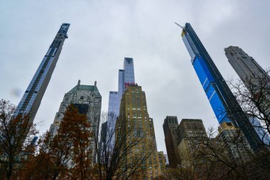 New York, Manhattan, ABD - 04 Aralık 2019: Manhattan sokaklarında New York, Manhattan ABD 'deki gökdelenler arasında taş orman