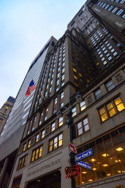 New York, Manhattan, ABD - 04 Aralık 2019: Manhattan sokaklarında New York, Manhattan ABD 'deki gökdelenler arasında taş orman