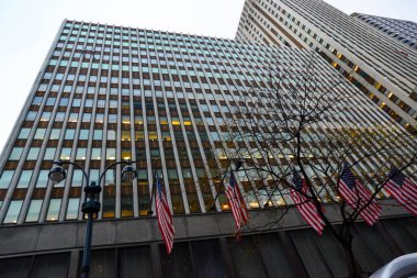 New York, Manhattan, ABD - 04 Aralık 2019: Manhattan sokaklarında New York, Manhattan ABD 'deki gökdelenler arasında taş orman