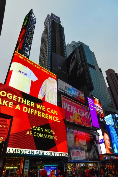 New York Manhattan Usa December 2019 Times Square Verlichte Reclame Rechtenvrije Stockfoto's