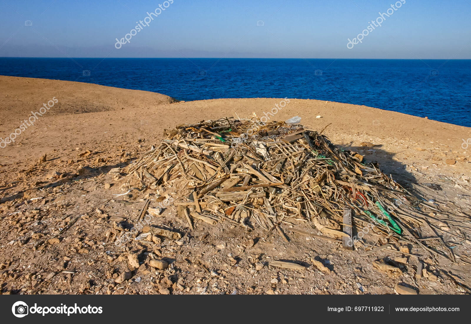 Insel Im Roten Meer 3 Buchstaben Ein Großes Adlernest Aus Schutt Und Ästen Ufer Einer Insel – Stockfoto