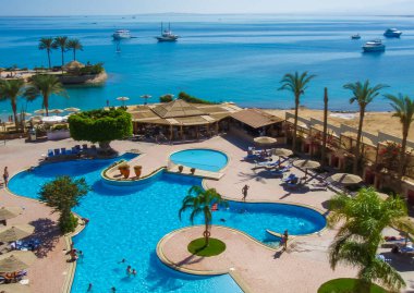 Hurhgada, Mısır - 01 Kasım 2007: Kızıldeniz, Mısır kıyılarındaki bir otelin avlusunda turistler için yüzme havuzu