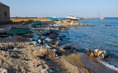 EGYPT, MARSA ALAM - NOVEMBER 01, 2007: Kızıldeniz 'in Çevresi, Mısır' ın Marsa Alam tatil köylerinden uzakta sahildeki çöp dağları
