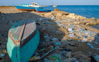 EGYPT, MARSA ALAM - NOVEMBER 01, 2007: Kızıldeniz 'in Çevresi, Mısır' ın Marsa Alam tatil köylerinden uzakta sahildeki çöp dağları