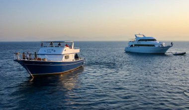 Hurhgada, Mısır - 9 Nisan 2006: Kızıldeniz, Mısır yakınlarındaki bir kentte demirli turist dalış botları