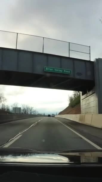 Una Macchina Guida Lungo Autostrada Passa Sotto Ponte Negli Stati — Video Stock