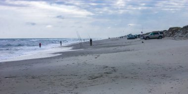 New Jersey, ABD 'de Atlantik Okyanusu' nun kumlu sahillerinde balıkçılar.